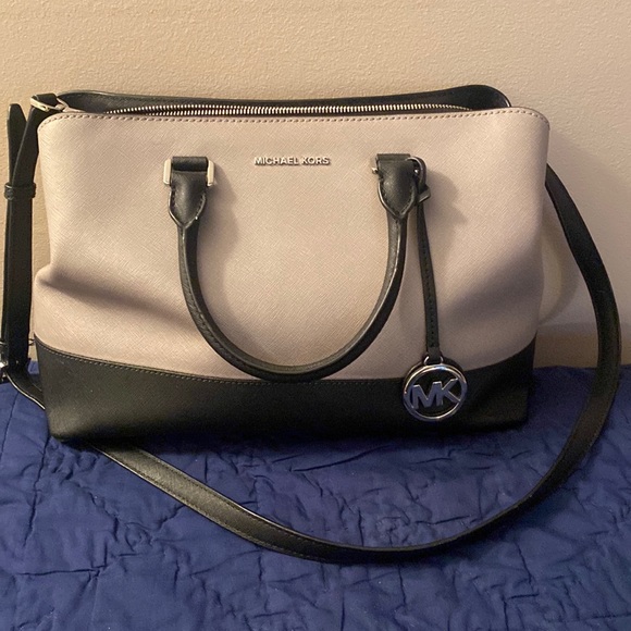 Michael Kors Handbags - Michael Kors Satchel/Crossbody bag